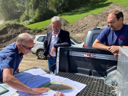 L'assessore alla Protezione civile Schuler (al centro) con il direttore lavori Roland Schweitzer (a sx) e il vicesindaco Roland Schwienbacher (Foto: ASP/Noemi Prinoth)
