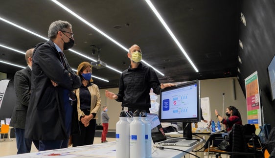 Die Projektschau möge die Kreativität und den Pioniergeist anregen, damit Südtirol auch in Zukunft bei Innovation und neuen Technologien mitreden könne, sagte Landeshauptmann Kompatscher. (Foto: LPA/Peter Daldaos)