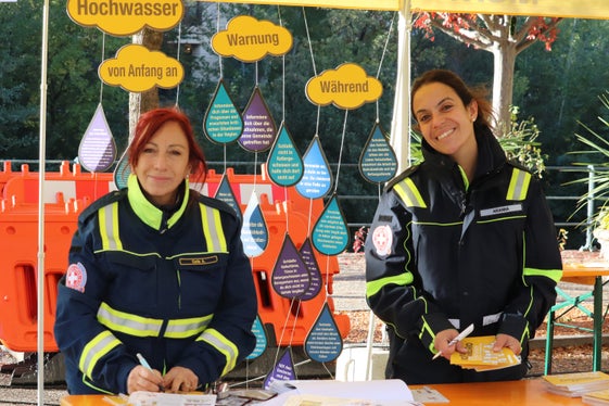 Informationen erteilt: Freiwillige Helferinnen des Zivilschutzes im Weißen Kreuz beim Hochwassertag auf der Passerpromenade in Meran (Foto: LPA/Maja Clara)