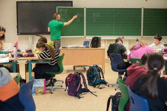 Die Prüfungen der Mittelschulen und Oberschulen in den ladinischen Ortschaften in Südtirol sind abgeschlossen. Die Ergebnisse bestätigen den guten Wissensstand der Schülerinnen und Schüler und unterstreichen die Wirksamkeit des paritätischen Schulsystems, das sich durch einen mehrsprachigen Bildungsweg auszeichnet. Im Bild die Mittelschule in St. Martin in Thurn. (Foto: LPA/Patrizia Corriero)