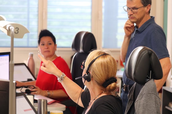 Wegen der Durchfahrt des Giro d’Italia ist am 21. und 22. Mai in Südtirol auf Beeinträchtigungen des Verkehrs zu achten. Die Landesverkehrsmeldezentrale rät, genügend Fahrtzeit einzuplanen und sich zu informieren; im Bild zwei Mitarbeiterinnen und der Koordinator der Verkehrsmeldezentrale in der Agentur für Bevölkerungsschutz. (Foto: LPA/Maja Clara)