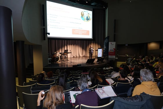 Importante conferenza per insegnanti di inglese: Sarah M. Howell ha parlato dello sviluppo di materiali che promuovono il nuovo linguaggio orale, la motivazione, il pensiero critico e le abilità sociali. (Foto: USP/Direzione Istruzione e formazione tedesca)