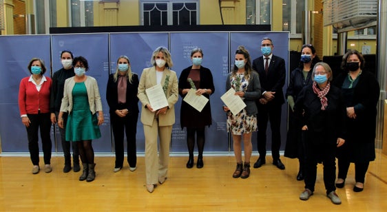 Die Preisträgerinnen (mit Diplom v.l.) Lucich, Leimstädtner und Rainer (Daniela Gelsi fehlt) im Gruppenfoto mit LH Kompatscher und der Bewertungskommission. (Foto: LPA/Guido Steinegger)