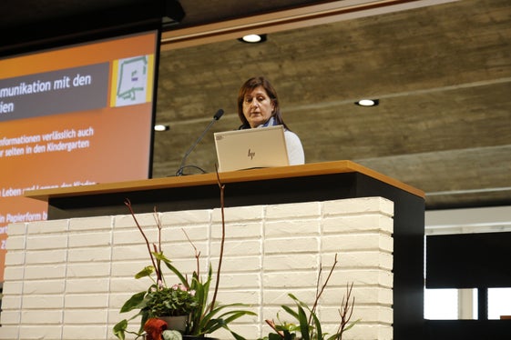 Ruth Kuntner (Kindergarten Laas) sprach über die Blog-Kommunikation zwischen Pädagogischen Fachkräften und Eltern. (Foto: LPA/Verena Hilber)