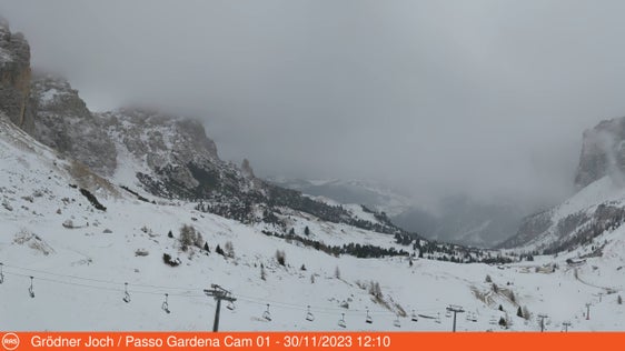 Bereits heute hat es leicht geschneit, wie die Webcam heute Mittag auf dem Grödner Joch festgehalten hat. Morgen werden die Schneefälle am Abend stärker; da dies der erste größere Wintereinbruch in mittleren Höhenlagen ist, ruft die Agentur für Bevölkerungsschutz dazu auf, die Fahrzeuge unbedingt mit Winterausrüstung zu versehen und auf glatte Straßen zu achten. (Quelle: Webcam RAS)