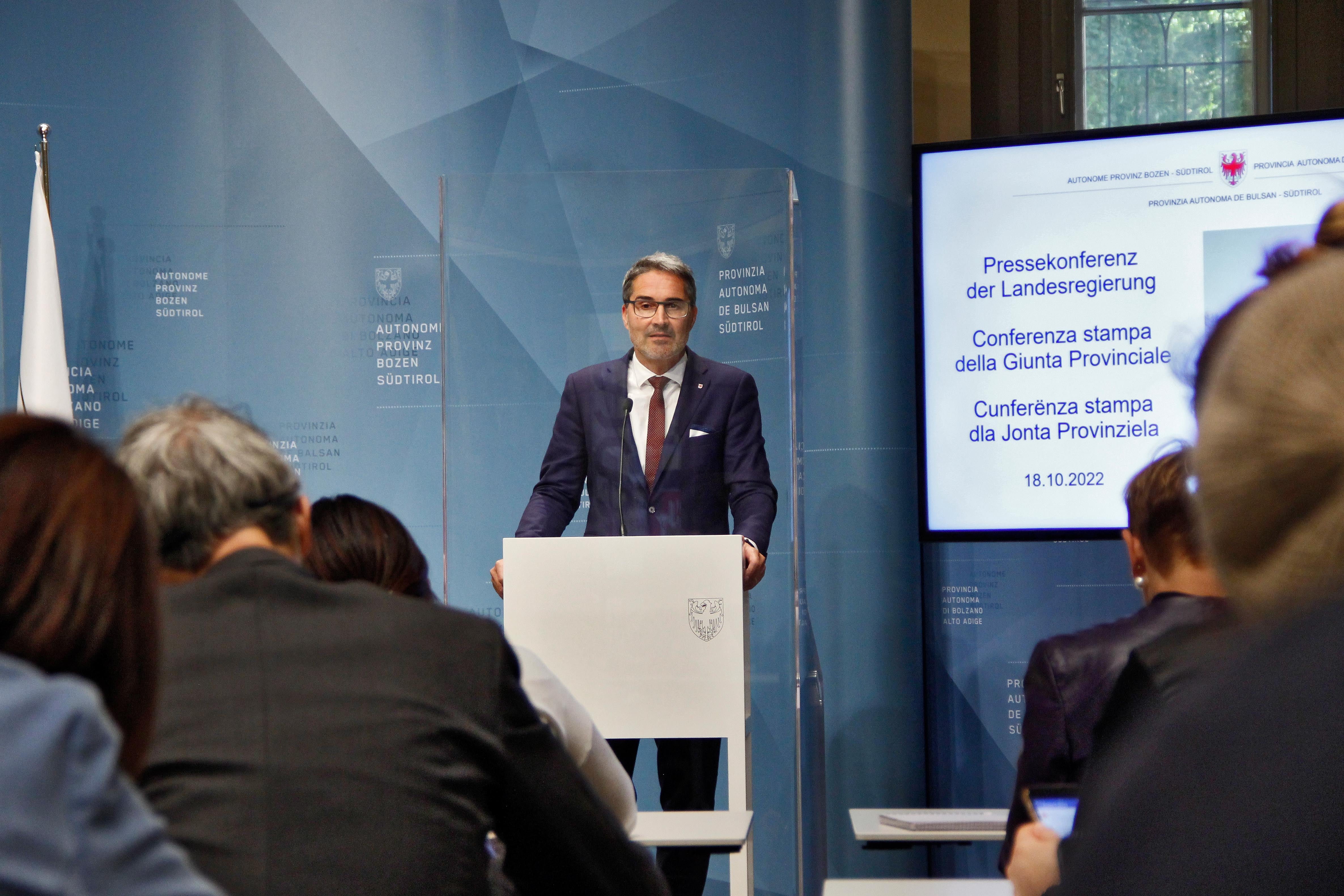 La decisione sul caso Twenty non è stata politica, ma amministrativa, ha spiegato il presidente Arno Kompatscher dopo la riunione odierna della Giunta (Foto: ASP/Greta Stuefer)