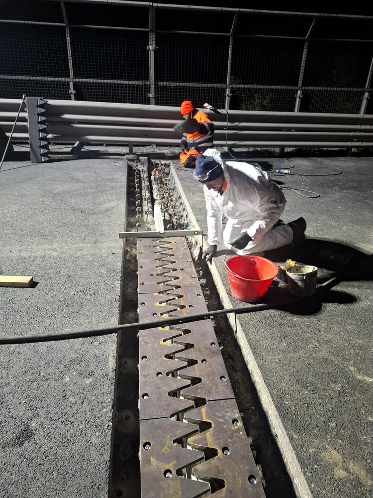 Per il fissaggio dei giunti viene utilizzata una malta chimica a rapido indurimento. (Foto: USP/Dipartimento Infrastrutture e Mobilità)
