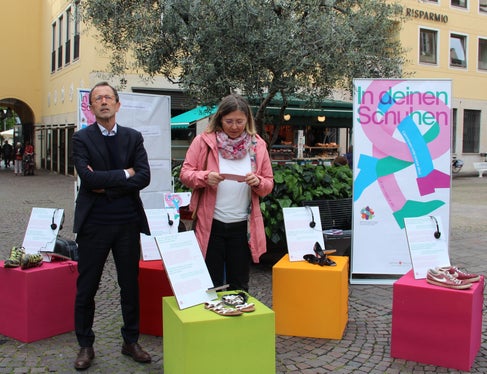 Il Direttore di Dipartimento Armin Gatterer e la Direttrice d'Ufficio Anika Michelon hanno presentato oggi le iniziative di questa edizione, inaugurando una piccola mostra itinerante sul tema. (Foto: ASP/Astrid Crepaz)