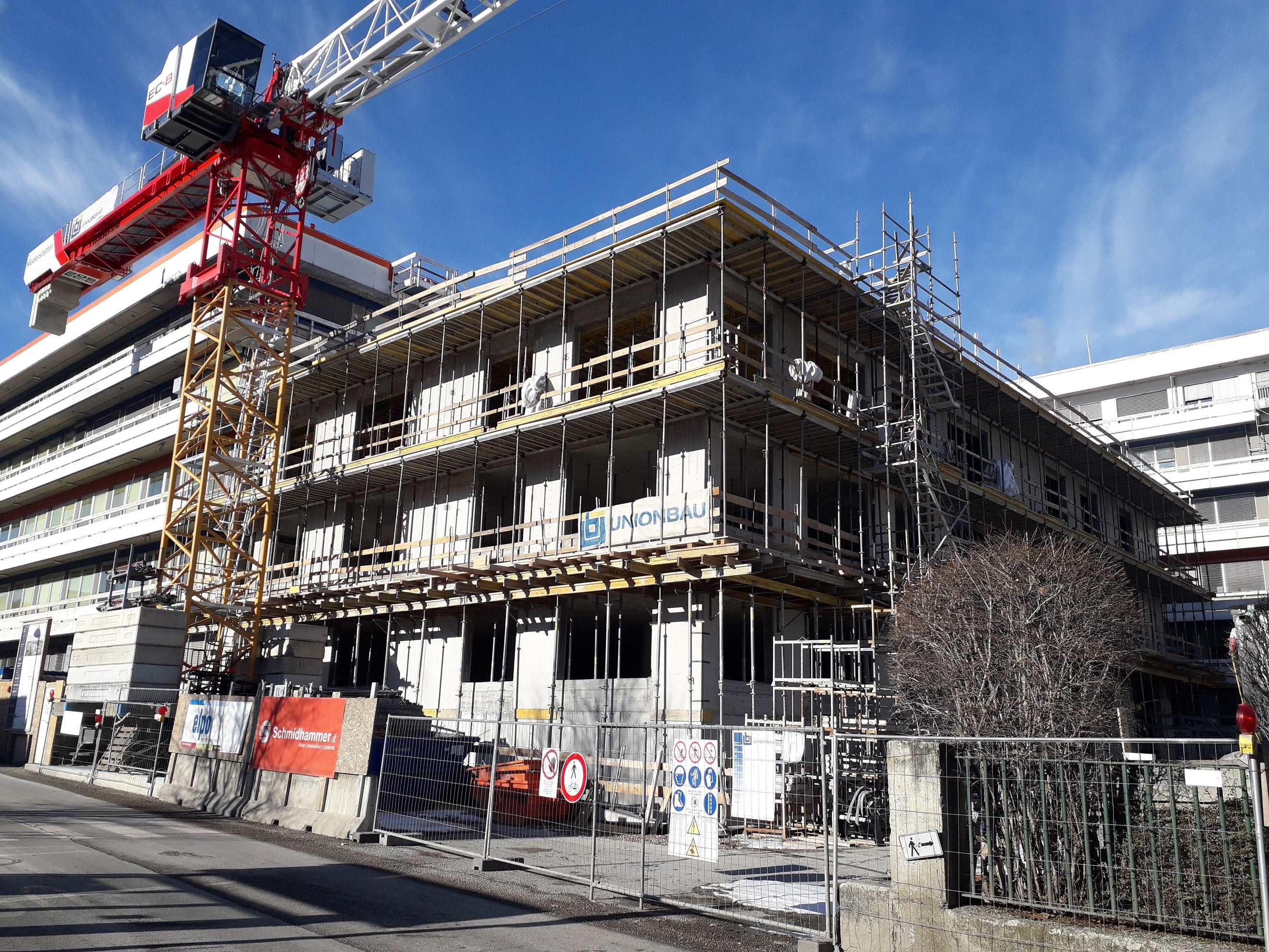 Mit den zusätzlichen Geldmitteln werden unter anderem Bauarbeiten am Krankenhaus Bruneck (im Bild das Baulos C)  realisiert. (Foto: LPA/Technische Abteilung Krankenhaus Bruneck)