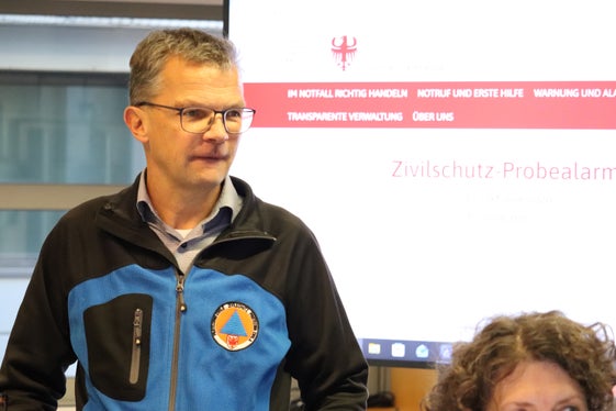 Il coordinatore della Centrale Viabilità provinciale, Markus Rauch, durante la prova d’allarme della Protezione civile. (Foto: USP/Maja Clara)