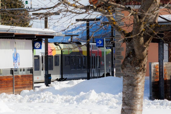 Am Bahnhof Olang kann von der Schiene auf den Bus umgestiegen werden. (Foto: LPA/Ivan Brentegani)