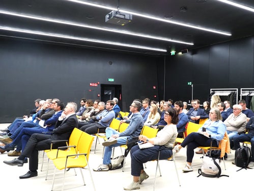 Gli stakeholder del settore IA alla presentazione dei risultati intermedi al NOI Techpark. (Foto: USP/Ursula Pirchstaller)