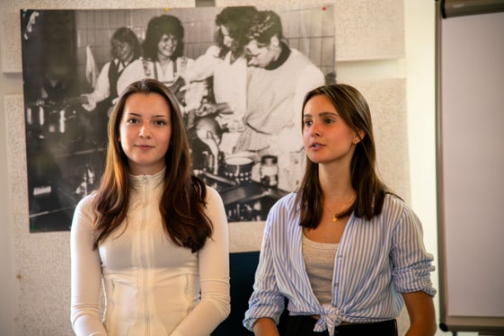 Zwischen Tradition und Innovation eine gute Balance finden (von links): die neue Obfrau der Schülergenossenschaft der Fachschule Tisens Katharina Pichler und ihre Stellvertreterin Angelina Weithaler (Foto: LPA/Fachschule Tisens/Raiffeisenverband Südtirol)