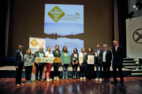 I rappresentanti del Comune di Naturno con il loro certificato Audit (Foto: ASP/Greta Stuefer)