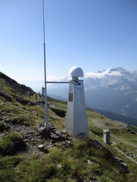 L'immagine mostra una stazione di riferimento per il rilievo satellitare sulla linea di confine, che ha il fine di rendere più dettagliata la rete altimetrica di riferimento ed in tal modo avere una mappatura più precisa e definita (ASP/Ripartizione libro fondiario, catasto fondiario e urbano)