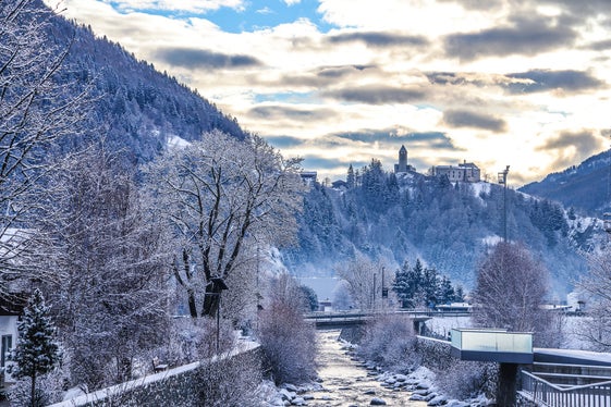 Bild des Monats Dezember 2025: Der Eisack und Schloss Sprechenstein. Foto: LPA/Martin Geier