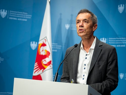 Georg Pichler, Direktor des Landesamtes für Luft und Lärm, berichtete: Bei einer unsachgemäßen Verbrennung von Holz sind die&nbsp;Staubemissionen&nbsp;- PM10 und PM2,5 – bis zu 50 Mal höher als bei einer sachgemäßen Verbrennung.
(Foto: LPA/Fabio Brucculeri)

