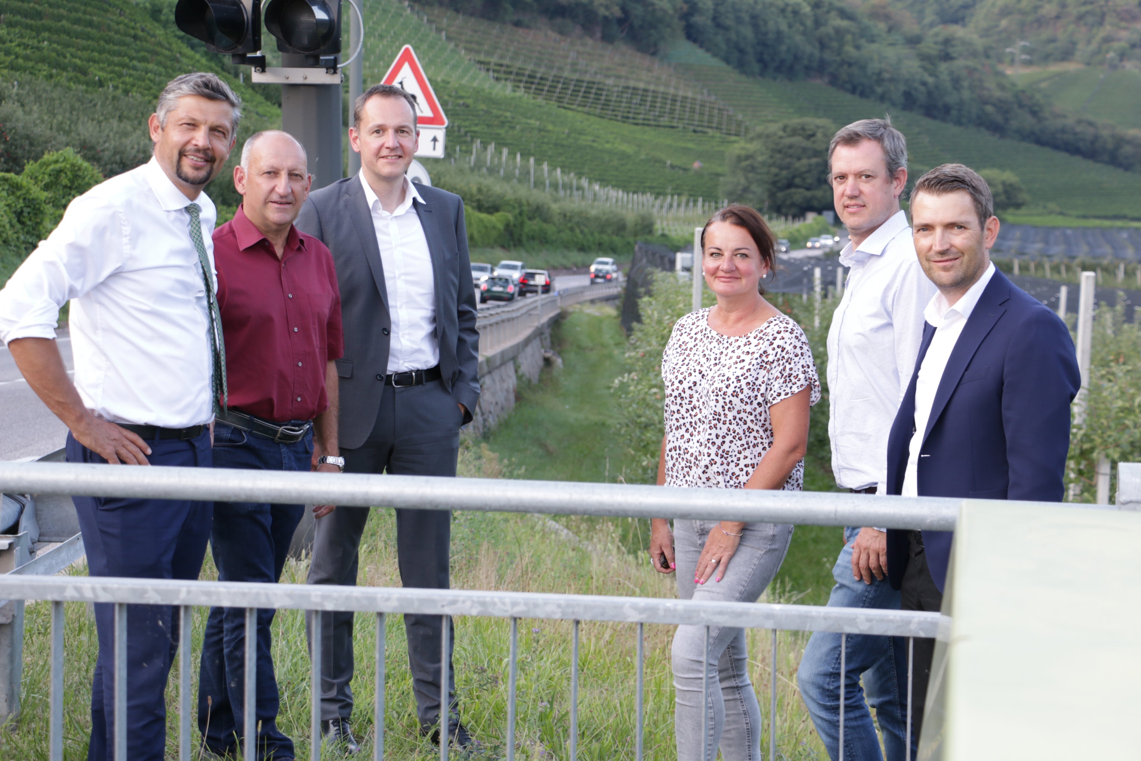 Da sinistra l'assessore provinciale alla Mobilità e alle Infrastrutture Daniel Alfreider, l'assessore comunale all'Agricoltura e al Commercio di Appiano Martin Walcher, il sindaco di Appiano Lorenz Ebner, l'assessora comunale alla Viabilità e al Trasporto pubblico di Appiano Heidi Felderer, l'assessore comunale all'Urbanistica e all'Edilizia di Appiano Martin Haller, il direttore del Dipartimento Infrastrutture e Mobilità della Provincia Martin Vallazza durante un sopralluogo. (Foto: USP/Dipartimento Infrastrutture e Mobilità)