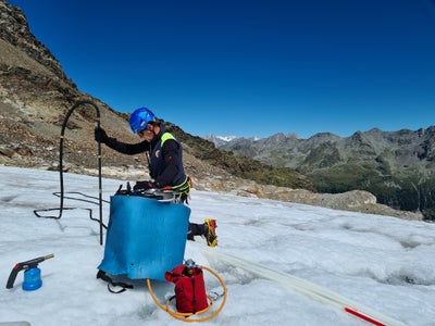 Sommerbegehungen des Landesamtes für Hydrologie und Stauanlagen: Mitarbeiter Hartmann Stuefer am 11. August beim Setzen eines Ablationspegels mit Hilfe des Heucke-Eisbohrers am Rieserferner (Foto: LPA/Landesamt für Hydrologie und Stauanlagen/Herbert Thaler)