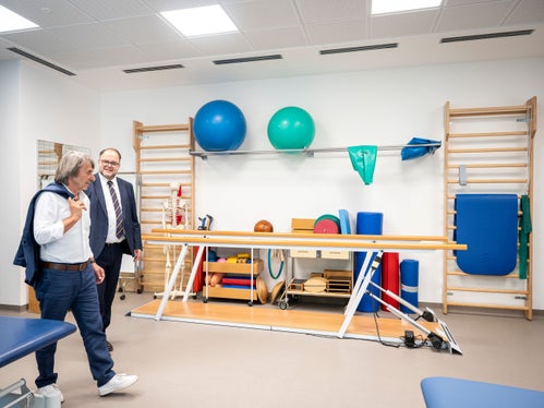 Gesundheitslandesrat Hubert Messner und der Direktor des Südtiroler Saniätsbetriebs Christian Kofler beim Rundgang durch das Gemeinschaftshauses in Leifers. (Foto: LPA/Fabio Brucculeri)