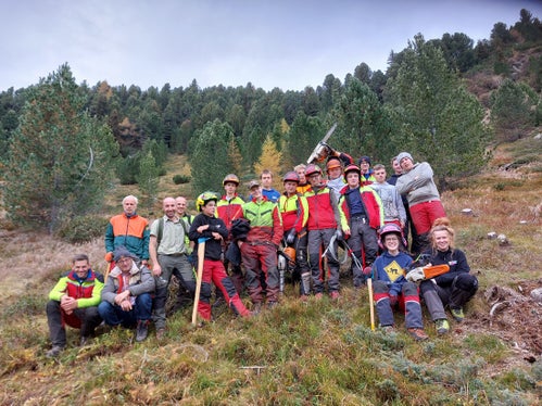 Gelungene Gemeinschaftsaktion: Die Schülerinnen und Schüler legten selbst Hand an, um die Ahornacher Bergwiesen zu entstrauchen. (Foto: LPA/Landesamt für Natur/Markus Kantioler)