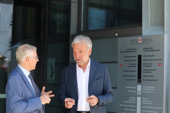 Il commissario del Governo, Vito Cusumano (a sin.) e l'assessore provinciale alla Protezione civile, Arnold Schuler, nel corso della visita alla sede dell'Agenzia per la Protezione civile in viale Druso a Bolzano (Foto: ASP/Maja Clara)