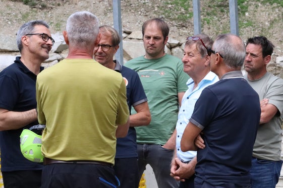 Baustellenbesichtigung bei der Rückhaltesperre aus Stahlbeton im Brunnbergbach direkt oberhalb von Mühlwald:(von links) Landeshauptmann und Bevölkerungsschutzlandesrat Arno Kompatscher, Direktor der Agentur für Bevölkerungsschutz Klaus Unterweger, Vizebürgermeister Roland Oberlechner, Bürgermeister Paul Niederbrunner, Gemeindereferent Günther Prenn und (von hinten von rechts) Amtsdirektor Sandro Gius und Bauleiter Martin Moser. (Foto: LPA/Maja Clara)