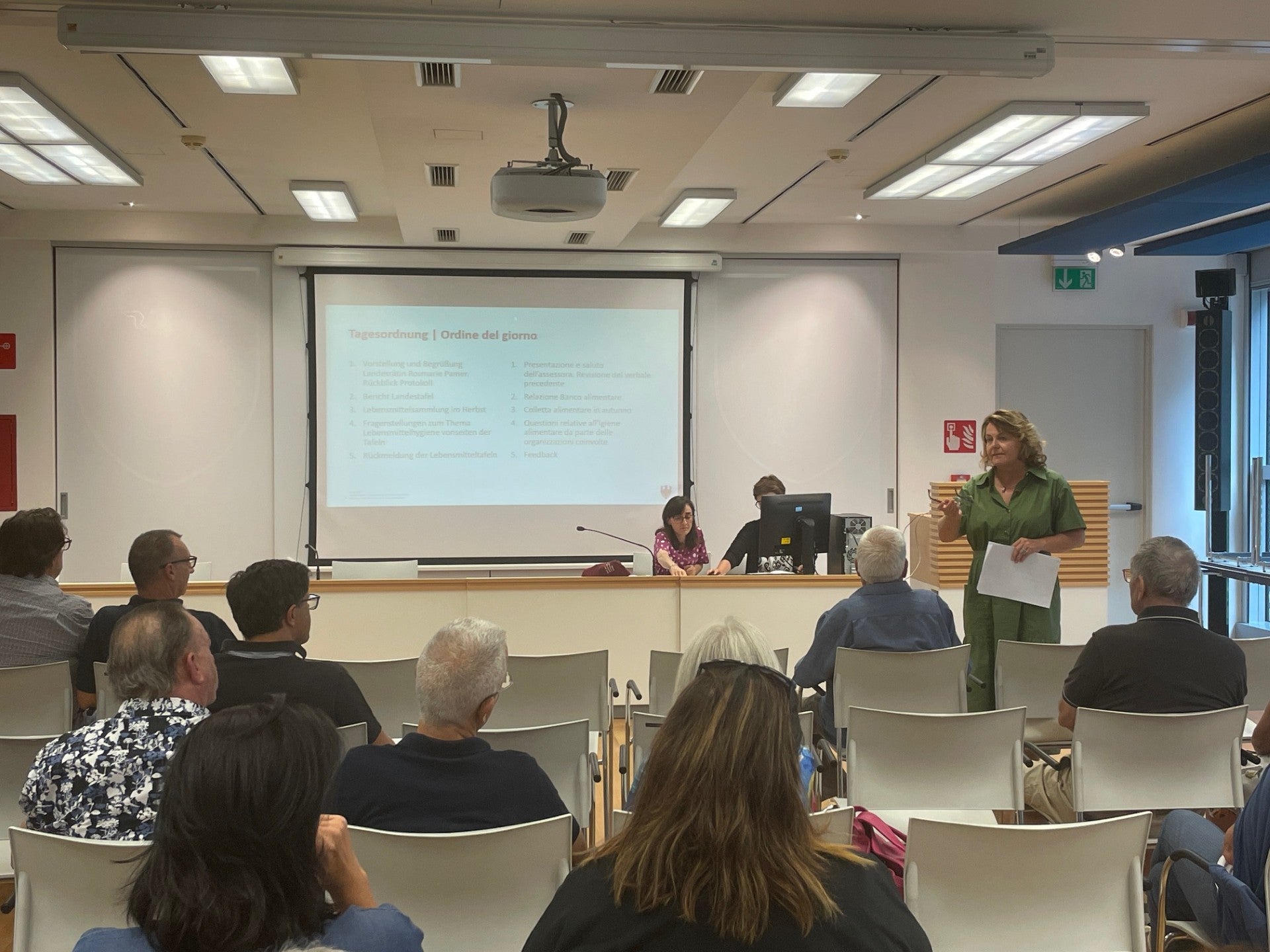 In uno scambio con i rappresentanti dei banchi alimentari, l'assessora Rosmarie Pamer ha assicurato il sostegno della Provincia. (Foto: USP/Dipartimento Coesione sociale, Famiglia, Anziani, Cooperative e Volontariato)