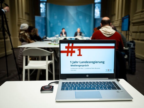 Landesrätin Ulli Mair und Landesrat Peter Brunner gewährten bei der Pressekonferenz zu einem Jahr Landesregierung einen Ausblick auf anstehende Initiativen in ihren Zuständigkeitsbereichen. (Foto: LPA/Fabio Brucculeri)