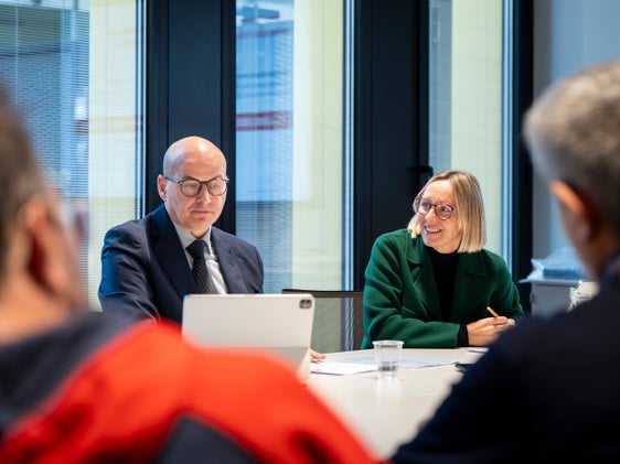 I dipendenti dell'Amministrazione provinciale, dei Comuni, delle Comunità comprensoriali, delle case di riposo, dell'IPES, dell'Azienda Sanitaria dell'Alto Adige, dell'Azienda di Soggiorno e Turismo di Bolzano e dell'Azienda di Soggiorno di Merano riceveranno un aumento lordo da 280 a 395 euro al mese, per 13 mensilità, hanno spiegato il direttore di Dipartimento Günther Burger e l'assessora al Personale Magdalena Amhof. (Foto: USP/Fabio Brucculeri)