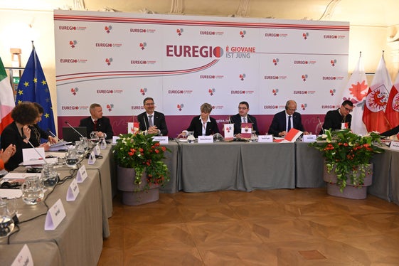 Un accordo nell'ambito della protezione civile è stato siglato oggi ad Ala dalla Giunta del GECT dell'Euregio Tirolo-Alto Adige-Trentino. Nella foto (da sinistra) il presidente altoatesino Arno Kompatscher, la segretaria generale uscente dell'Euregio, Marilena Defrancesco, il governatore del Trentino e attuale presidente dell'Euregio, Maurizio Fugatti e il governatore del Land Tirolo, Anton Mattle. (Foto: Ufficio Stampa Provincia di Trento)