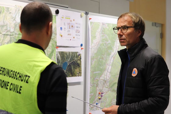 Lage im Blick: Seit Beginn dieser Woche, dem 26. Jänner, ist im Zivilschutzzentrum in der Bozner Drususallee das Landeslagezentrum aktiviert; im Bild der Direktor der Agentur für Bevölkerungsschutz Klaus Unterweger (rechts) mit Koordinator Jonas Hochkofler. (Foto: LPA/Agentur für Bevölkerungsschutz/Maja Clara)