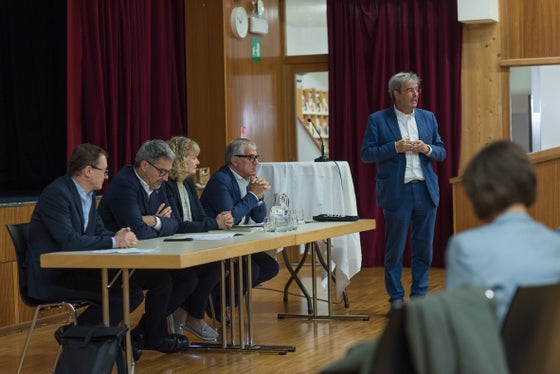 Viele verschiedene Maßnahmen und der Einsatz aller sind wichtig für die Umsetzung der Klimaziele, so der gemeinsame Tenor von Klimaschutzressortchef Alexander Gruber, Landeshauptmann Arno Kompatscher, Gemeindereferentin Monika Mair, Gemeindenverbandspräsident Andreas Schatzer und Bürgermeister Paul Romen (von links) in Jenesien bei der Vorstellung einiger Eckpunkte des Klimaplans der Gemeinde. (Foto: LPA/Patrizia Corriero)