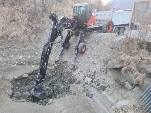Die Arbeiter der Wildbachverbauung haben auch das Becken im Unser Frau Bach bergseitig oberhalb der Landesstraße beim Rainhof geräumt. (Foto: LPA/Landesamt für Wildbach- und Lawinenverbauung West)
