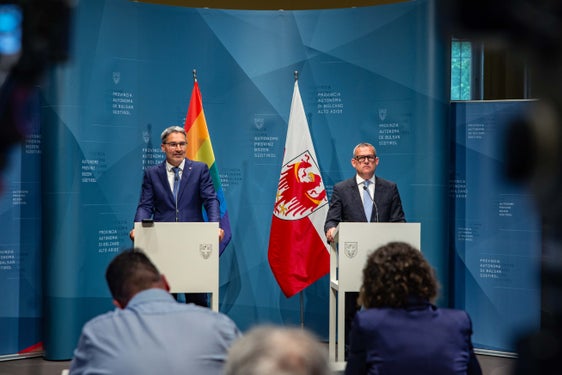 Landesrat Christian Bianchi stellte das Hochbauprogramm 2024-2026 in der Pressekonferenz nach der Landesregierungssitzung mit Landeshauptmann Arno Kompatscher vor. (Foto: LPA/Greta Stuefer)