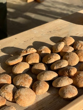 Sabato scorso sono usciti dal forno dei fragranti pani contadini integrali fatti con una miscela di grano e farro. (Foto: ASP/Ufficio Natura)