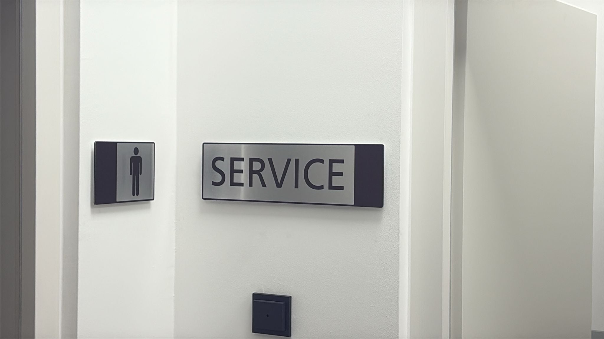 Da giovedì 15 gennaio, alla stazione ferroviaria di Brunico, saranno attivi i nuovi servizi igienici pubblici, realizzati all’interno dell’edificio storico che un tempo ospitava uffici e depositi bagagli. (Foto: USP/Dipartimento Infrastrutture e Mobilità)