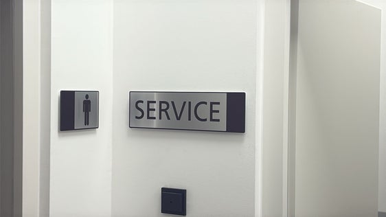 Ab Donnerstag, 15. Jänner, sind die neuen öffentlichen Toiletten am Bahnhof Bruneck in Betrieb. Sie befinden sich im historischen Gebäude, in dem früher Büros und Gepäckräume untergebracht waren. (Foto: LPA/Ressort für Infrastrukturen und Mobilität)