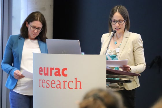 Network Meeting per le donne impegnate nella gestione del rischio: Susanne Rizzolli (a sinistra) e Martina Inderst del Centro funzionale provinciale dell'Agenzia di Protezione Civile. (Foto: USP/Maja Clara)