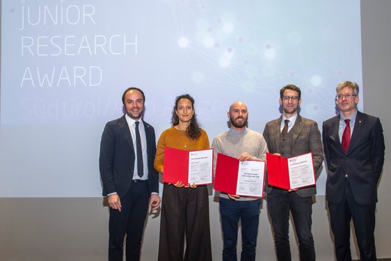 Il direttore dell'Ufficio Ricerca scientifica Manuel Gatto (a destra) e l'assessore alla Ricerca Philipp Achammer (da sinistra) si sono congratulati con i vincitori Magdalena Nagler, Matteo Prina e Jack Schropp. (Foto: USP/Othmar Seehauser)
