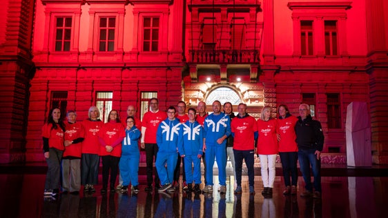 La delegazione di atlete, atleti, tecnici e accompagnatori con la presidente Martha Stocker (in foto, seconda da destra) posano davanti Palazzo Widmann assieme al presidente Arno Kompatscher. (Foto: USP/Silvia Obwexer) 