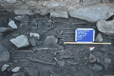 Freigelegte Bestattungen: Mit der frühchristlichen Kirche aus dem 5. bis 6. Jahrhundert wurde auf dem Hügel von Lamprecht ein Gräberareal entdeckt und unter der Aufsicht des Landesamtes für Archäologie Grabungen durchgeführt. (Foto: LPA/Landesamt für Archäologie)