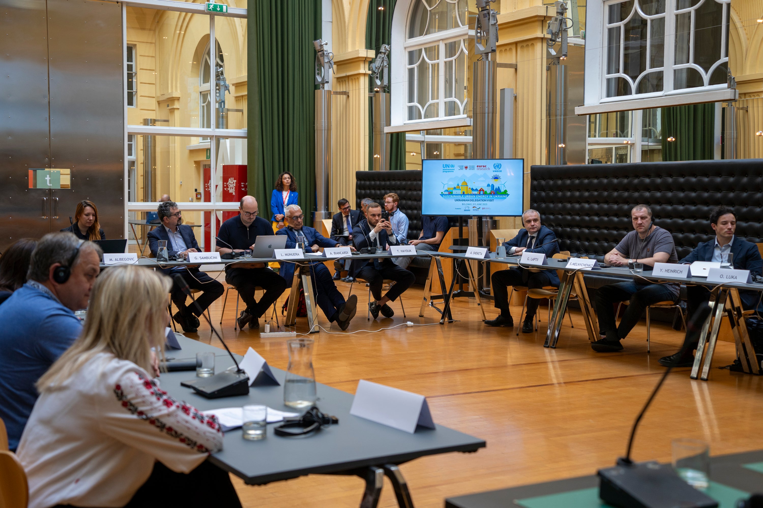 Autonomie, wirtschaftliche Entwicklung, nachhaltige Stadtplanung und erneuerbare Energieversorgung standen im Mittelpunkt des Austausches im Palais Widmann. (Foto: Eurac Research/Annelie Bortolotti)