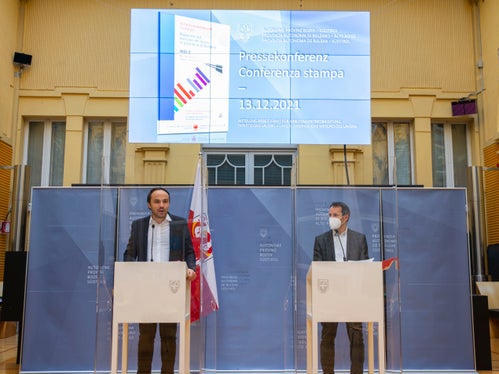 L'assessore Achammer il direttore di Ripartizione Luther hanno presentato il rapporto semestrale sul lavoro 2021/2. (Foto: ASP/Fabio Brucculeri)