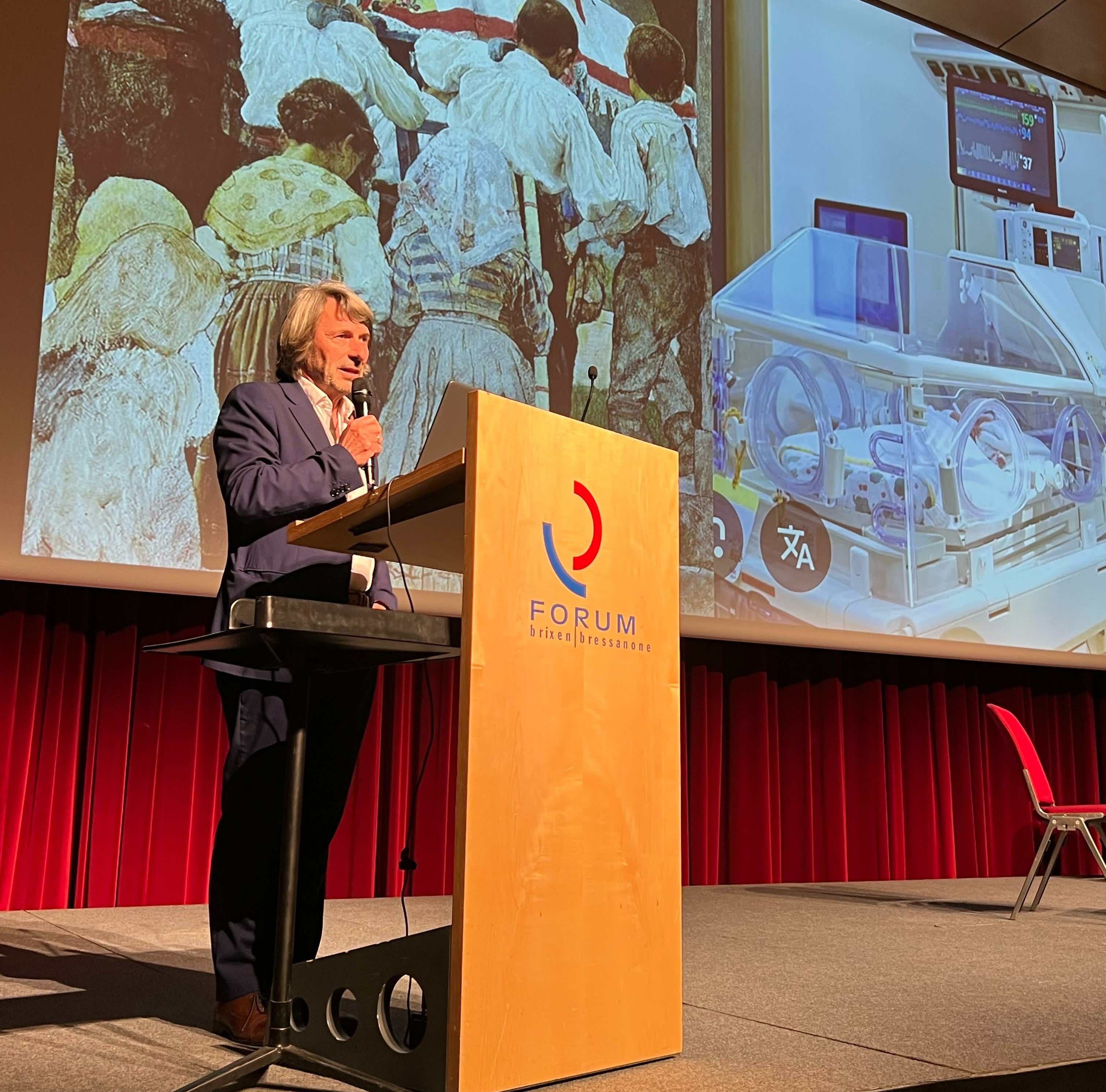 Heute gebe es in Südtirol spezialisierte Stationen, moderne Betreuungspfade und ein professionelles Pflegeprofil, das sich an den besonderen Bedürfnissen von Kindern und Jugendlichen orientiere, sagte Gesundheitslandesrat Hubert Messner, der beim Auftakt des 58. Internationalen Osterkongresses für pädiatrische Fortbildung in Brixen über die Entwicklung der Kinder- und Jugendmedizin in Südtirol und über künftige Herausforderungen gesprochen hat. (Foto: LPA/Ressort für Gesundheitsvorsorge und Gesundheit)