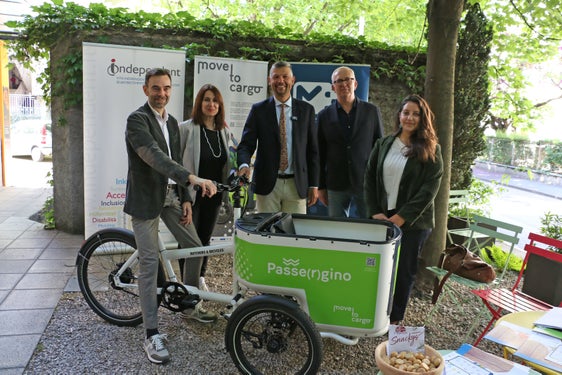 Sie stellten das neue, innovative Mobilitätsprojekt "Move to cargo" heute in Meran vor: Harald Reiterer (Bereichsleiter STA/Greenmobility, im Bild von links), Katja Zappia (Independent L), Mobilitätslandesrat Daniel Alfreider,  Joachim Elmenreich (Handels- und Dienstleistungsverband hds) und Valentina Mena (Projektleiterin der STA). (Foto: LPA/Ingo Dejaco)
