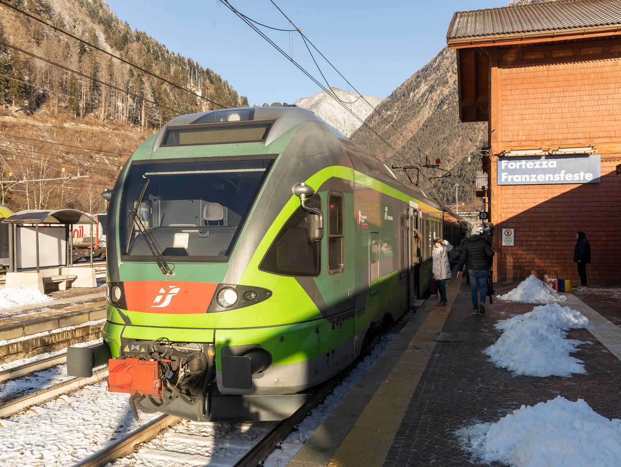 Nach mehr als einem Jahr intensiver Bauarbeiten wurde am 27. Jänner die gesamte Bahnstrecke im Pustertal wiedereröffnet.  Auf dem Foto der Zug, der um 9.10 Uhr aus Bruneck kommend in den Bahnhof Franzensfeste einfährt. (Foto: LPA/Tiberio Sorvillo)