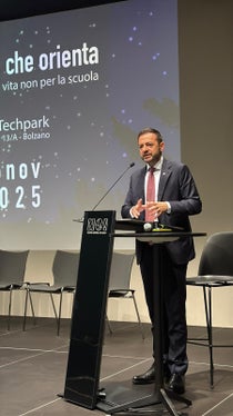 Il vicepresidente Marco Galateo nel corso del suo intervento al convegno tenutosi al NOI Techpark. Un sistema di orientamento coerente e integrato rappresenta una leva strategica per il successo formativo. (Foto: USP)