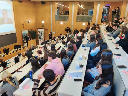 Numerosi rappresentanti del settore sanitario e delle università partner della Claudiana hanno rivolto alcune parole agli studenti, augurando loro ogni successo. (Foto: USP/Dipartimento Prevenzione sanitaria e Salute)