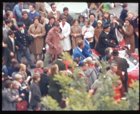 L’olimpionico Klaus Dibiasi e suo padre Karl in piazza Gries, 1968 (Foto: USP/Stiftsarchiv Gries/P. Ambros Trafojer)